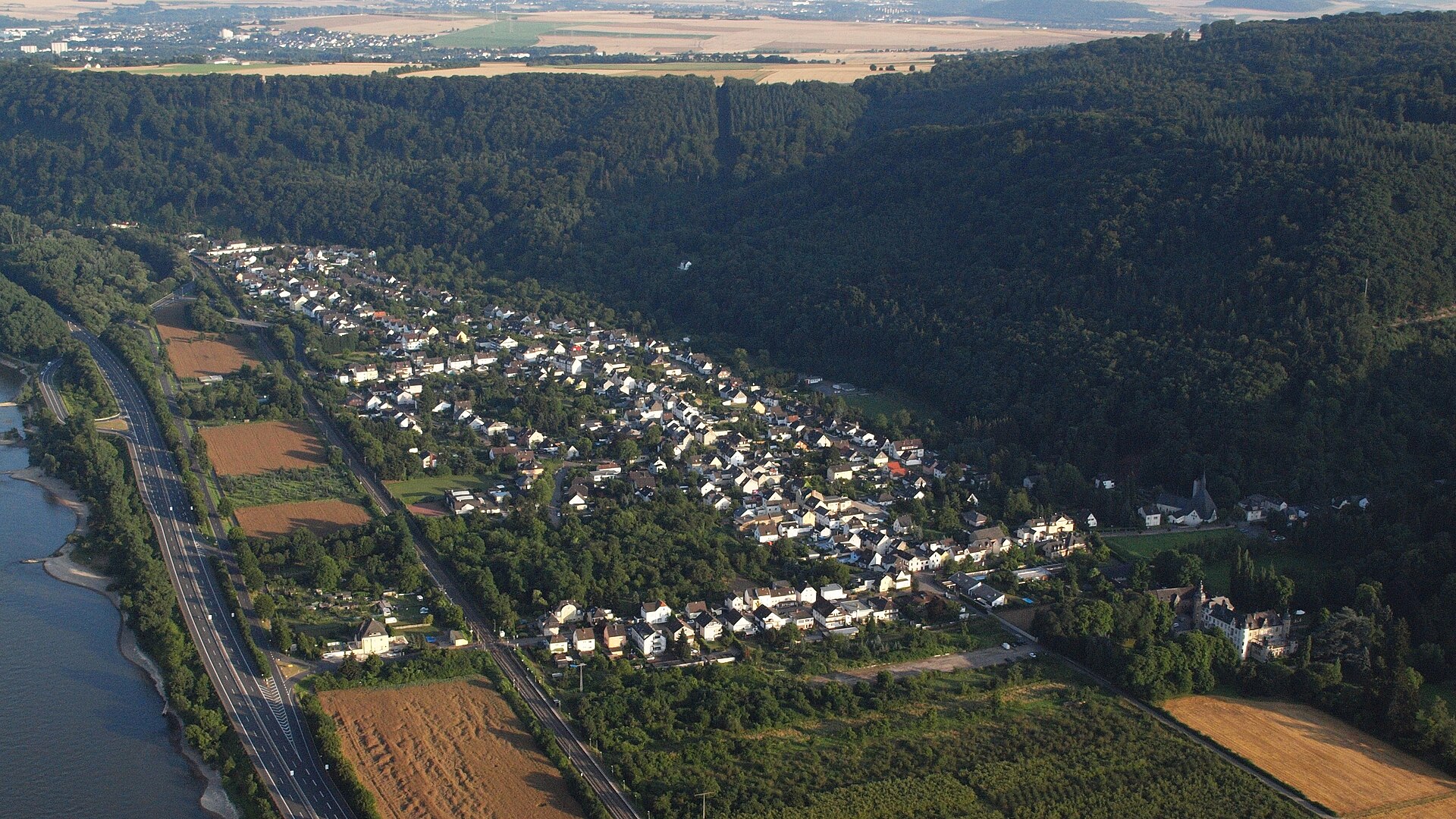 Dorfplatz zum Ehrentag fertiggestellt